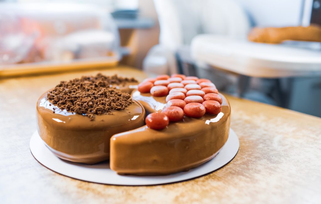 Inicio 7 Lovely delicious cake in the shape of Yin-Yang in the home kitchen on a wooden table